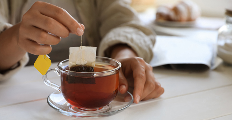 Las bolsitas de infusiones comerciales basadas en polímeros liberan millones de nanoplásticos y microplásticos