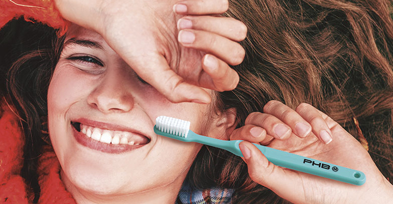 Cepillo de dientes que garantiza una limpieza eficaz gracias a sus 1.400 filamentos de origen vegetal
